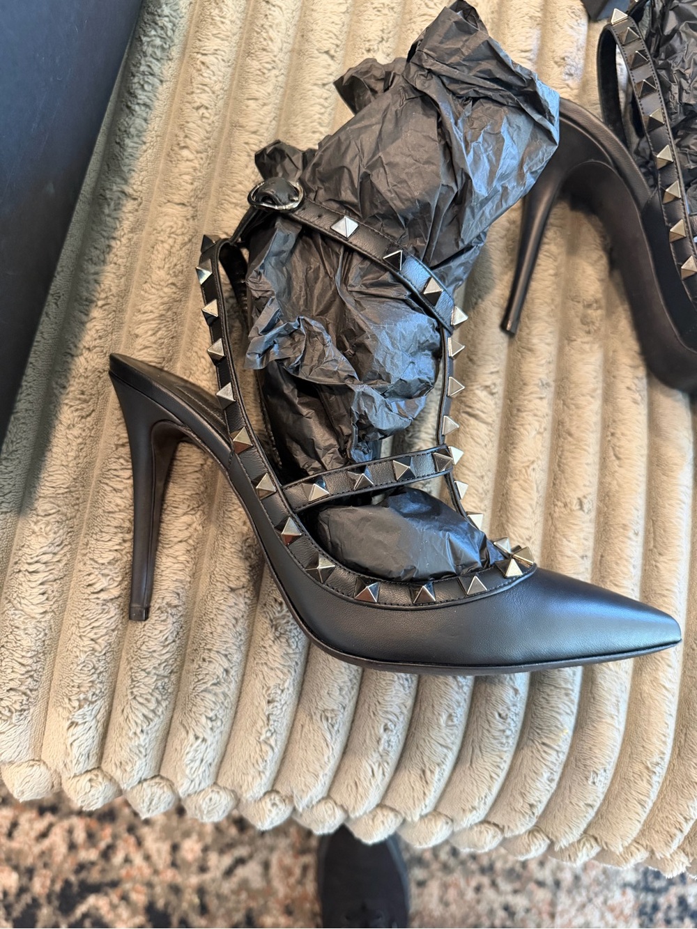 Valentino Garavani Black Pyramid-Stud Pointed Boots - Picture 4 of 10